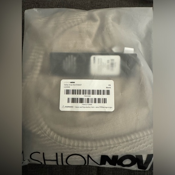 NWT Fashion Nova Sydney Scoop Neck Bodysuit Stone Size XS - Picture 2 of 3